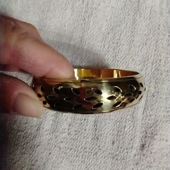 Brass half flower half hammered cut out bangle bracelet - Picture 2 of 4